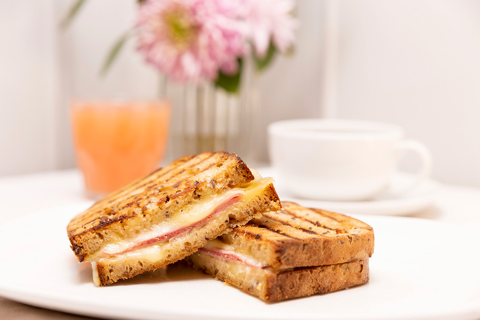 Gluten-free breakfasts ham and cheese sandwich