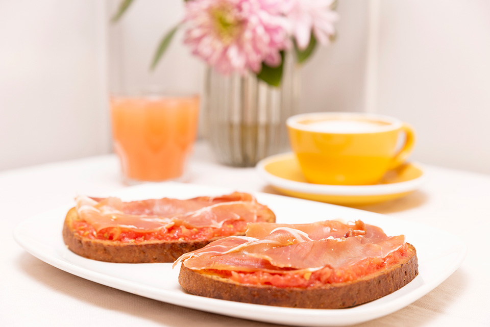 Gluten-Free Breakfasts ham toast with tomato