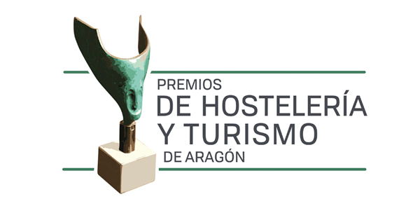 Fotografía con la escultura de un premio y un texto 