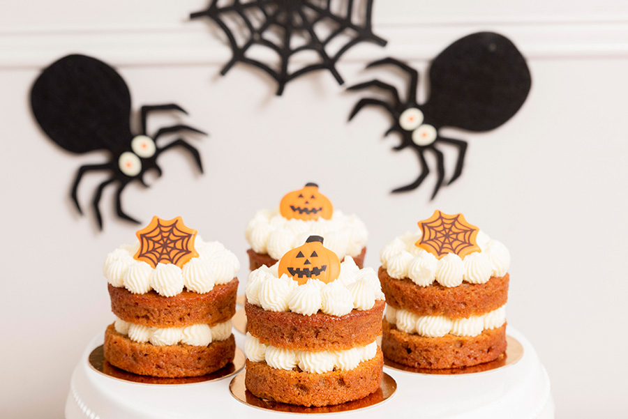 Terrifying mini cakes with pumpkins and cobwebs