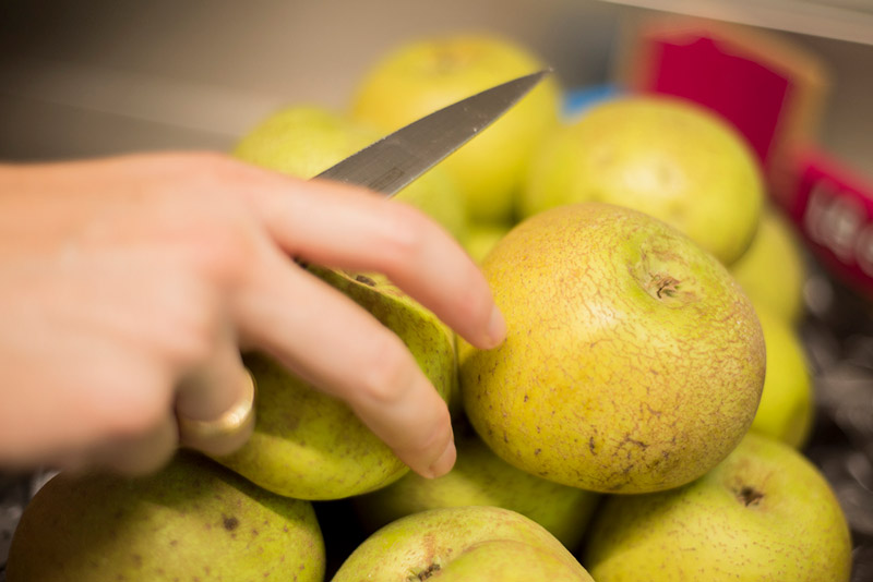 Tagliare e sbucciare la frutta