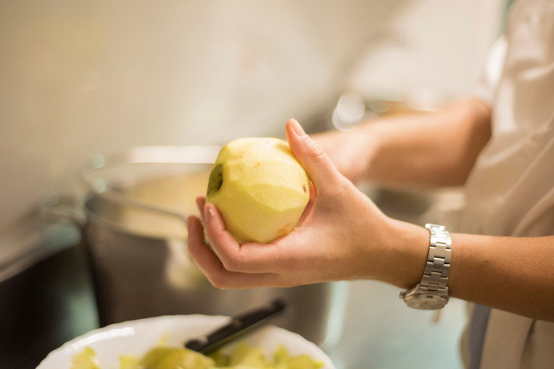 Tagliare e sbucciare la frutta