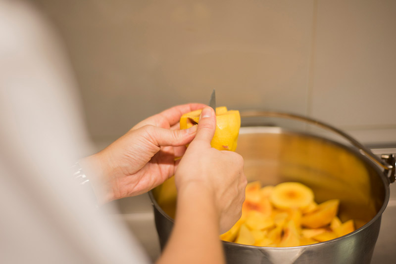 Tagliare e sbucciare la frutta
