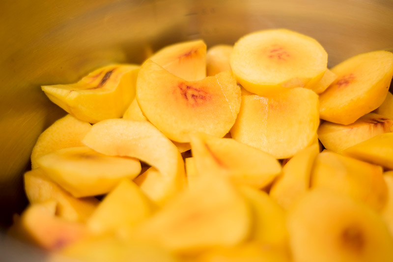 Tagliare e sbucciare la frutta